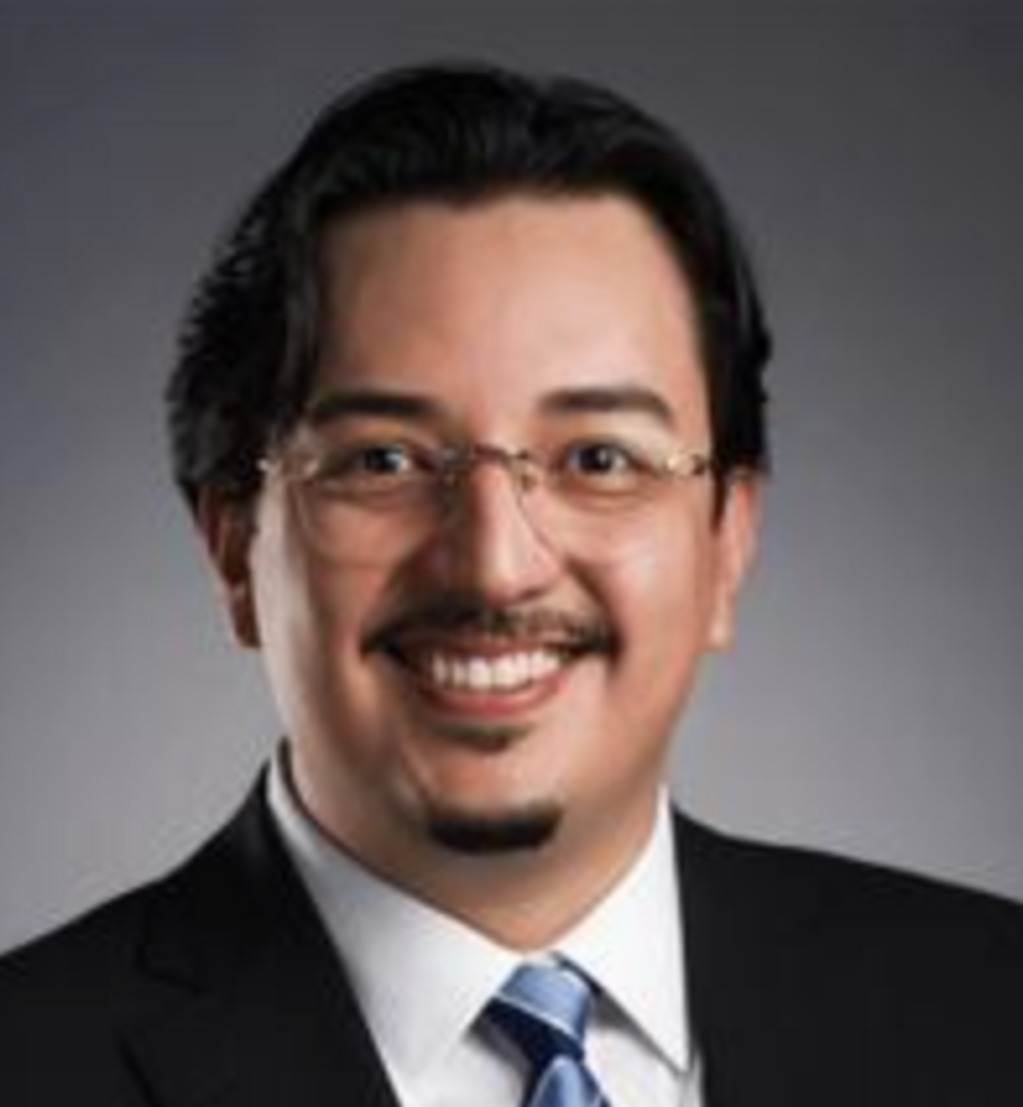 Headshot of Luis